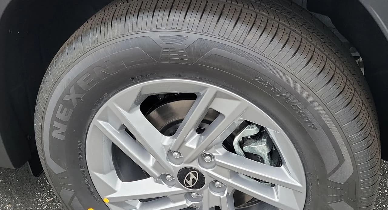 Hyundai Tucson SE FWD 2026 — side view