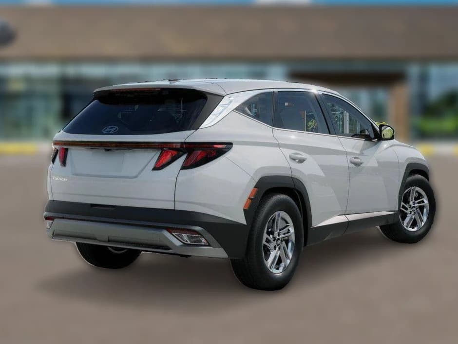 Hyundai Tucson SE FWD 2026 — side view