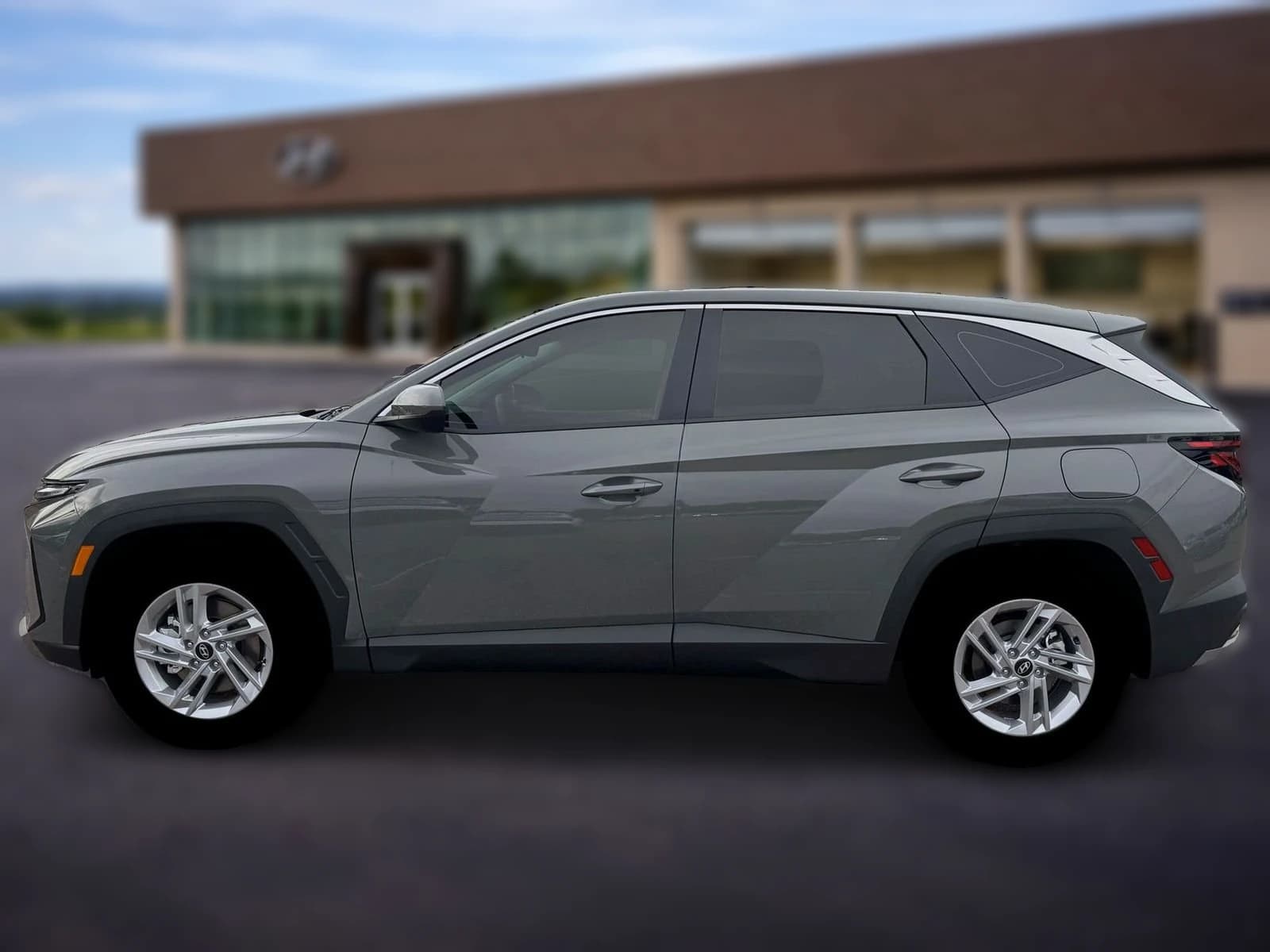 Hyundai Tucson SE FWD 2026 — side view