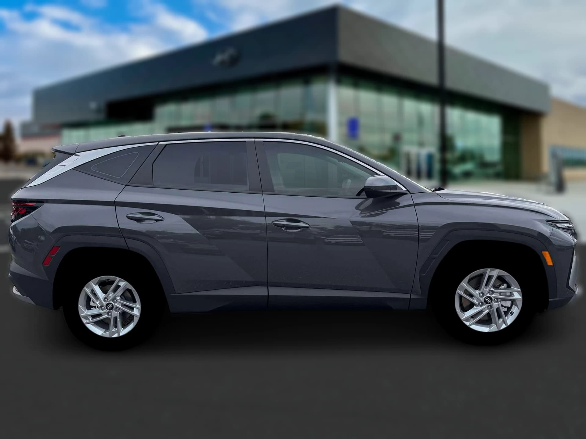 Hyundai Tucson SE FWD 2026 — side view