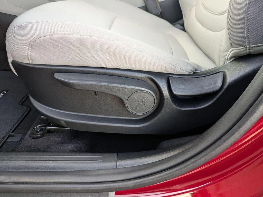 Hyundai Tucson SE FWD 2026 — side view