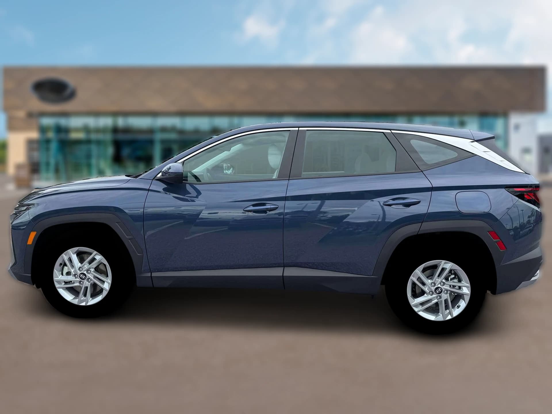 Hyundai Tucson SE FWD 2026 — side view