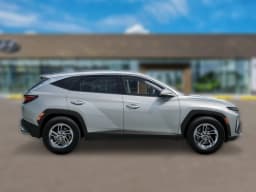Hyundai Tucson SE FWD 2026 — side view