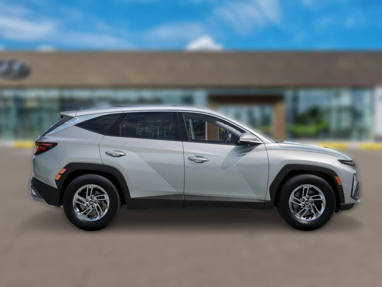 Hyundai Tucson SE FWD 2026 — side view