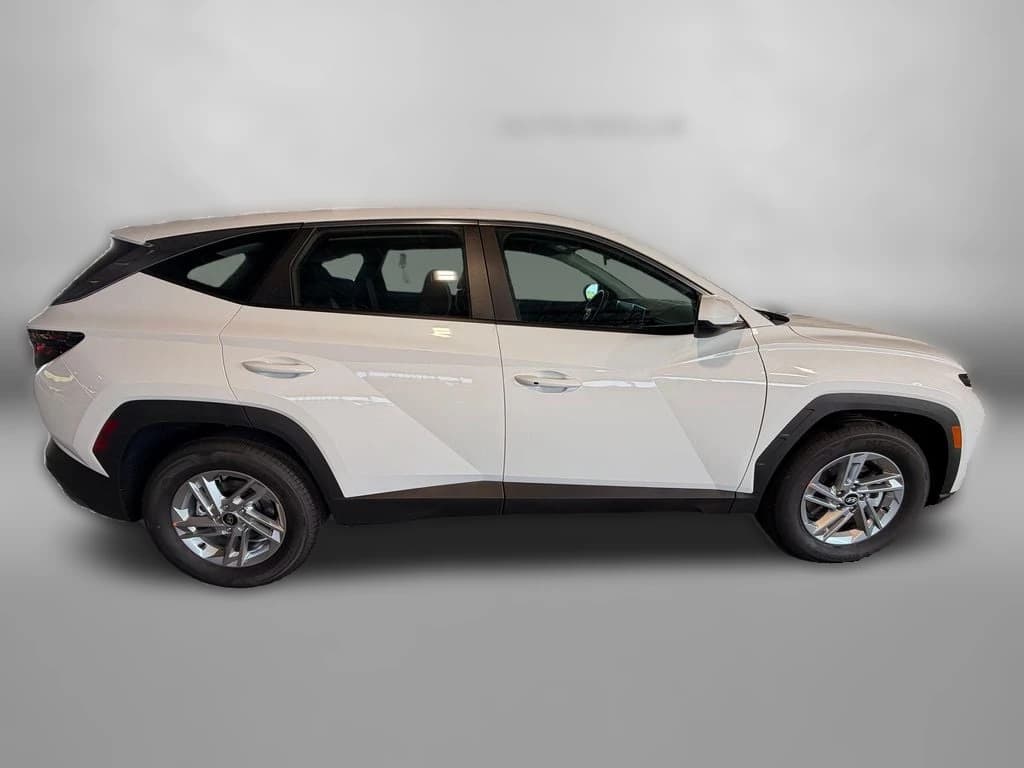Hyundai Tucson SE FWD 2026 — side view