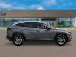 Hyundai Tucson SE FWD 2026 — side view