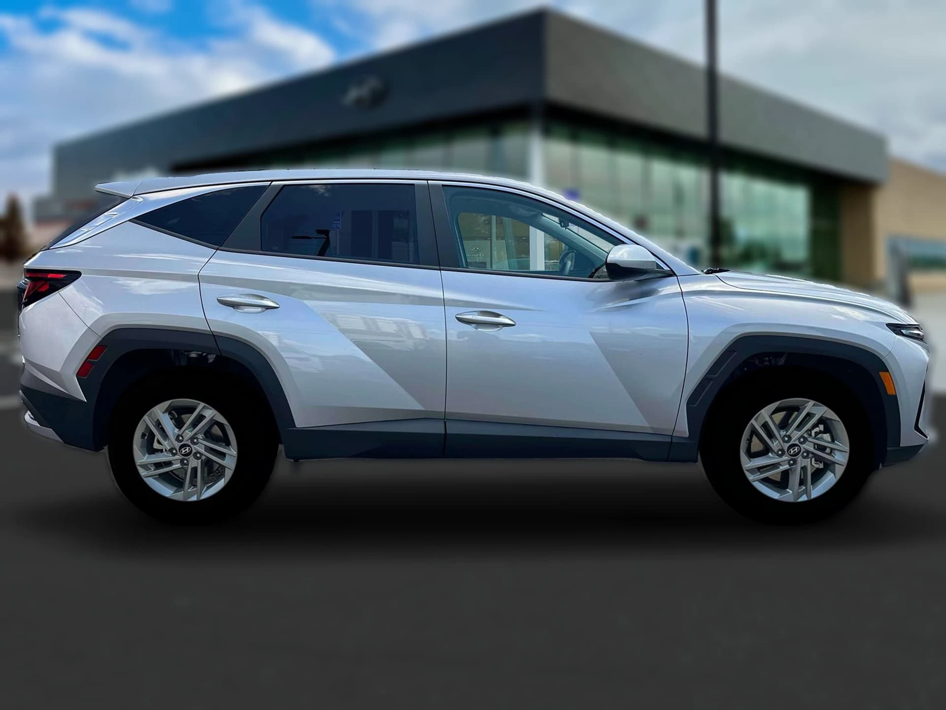 Hyundai Tucson SE AWD 2026 — side view