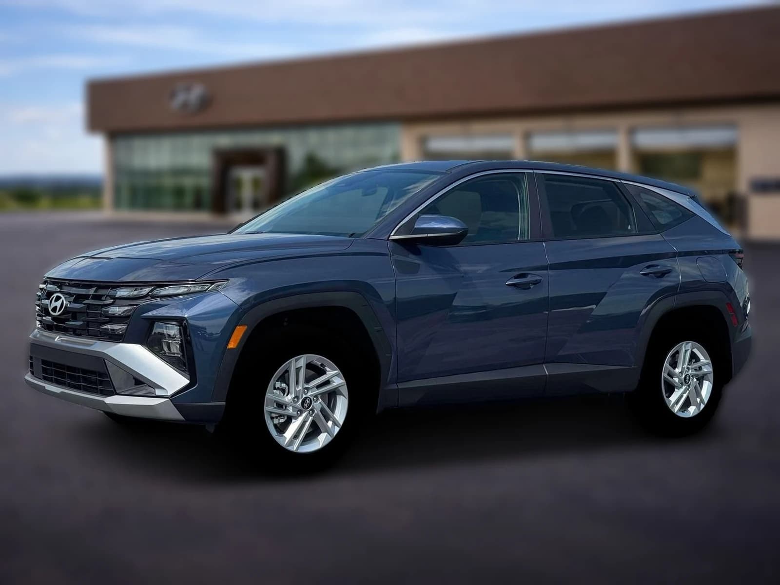 Hyundai Tucson SE AWD 2026 — side view