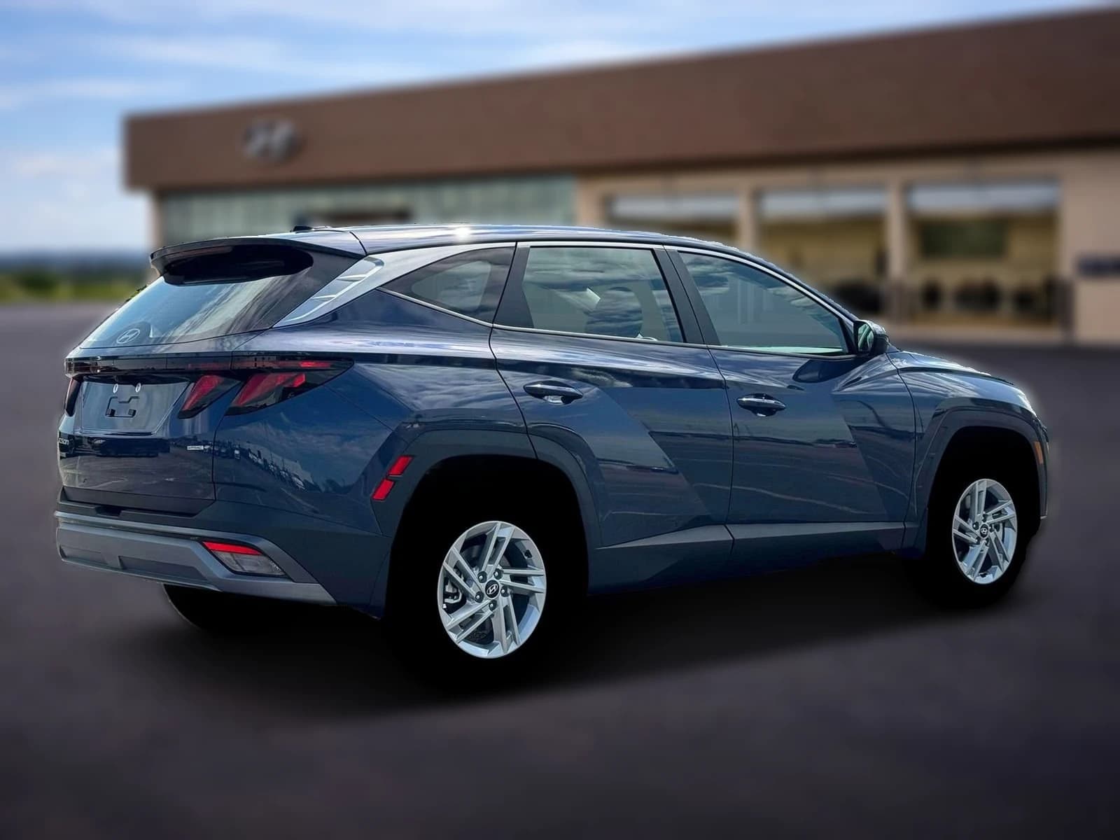Hyundai Tucson SE AWD 2026 — side view