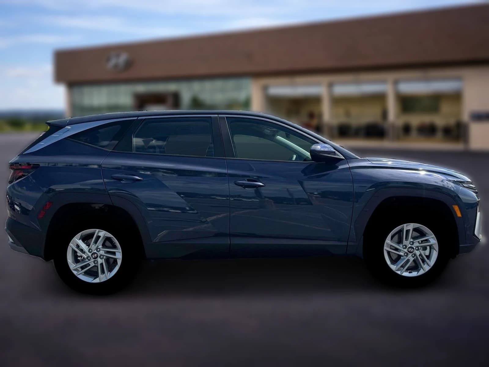Hyundai Tucson SE AWD 2026 — side view