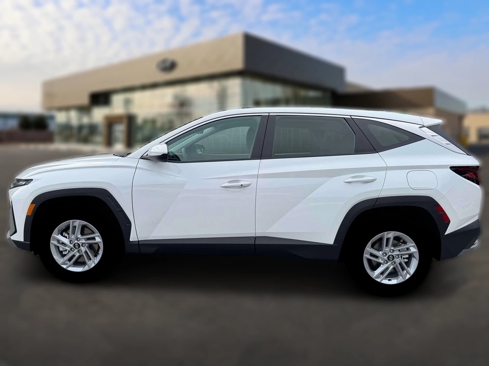 Hyundai Tucson SE AWD 2026 — side view