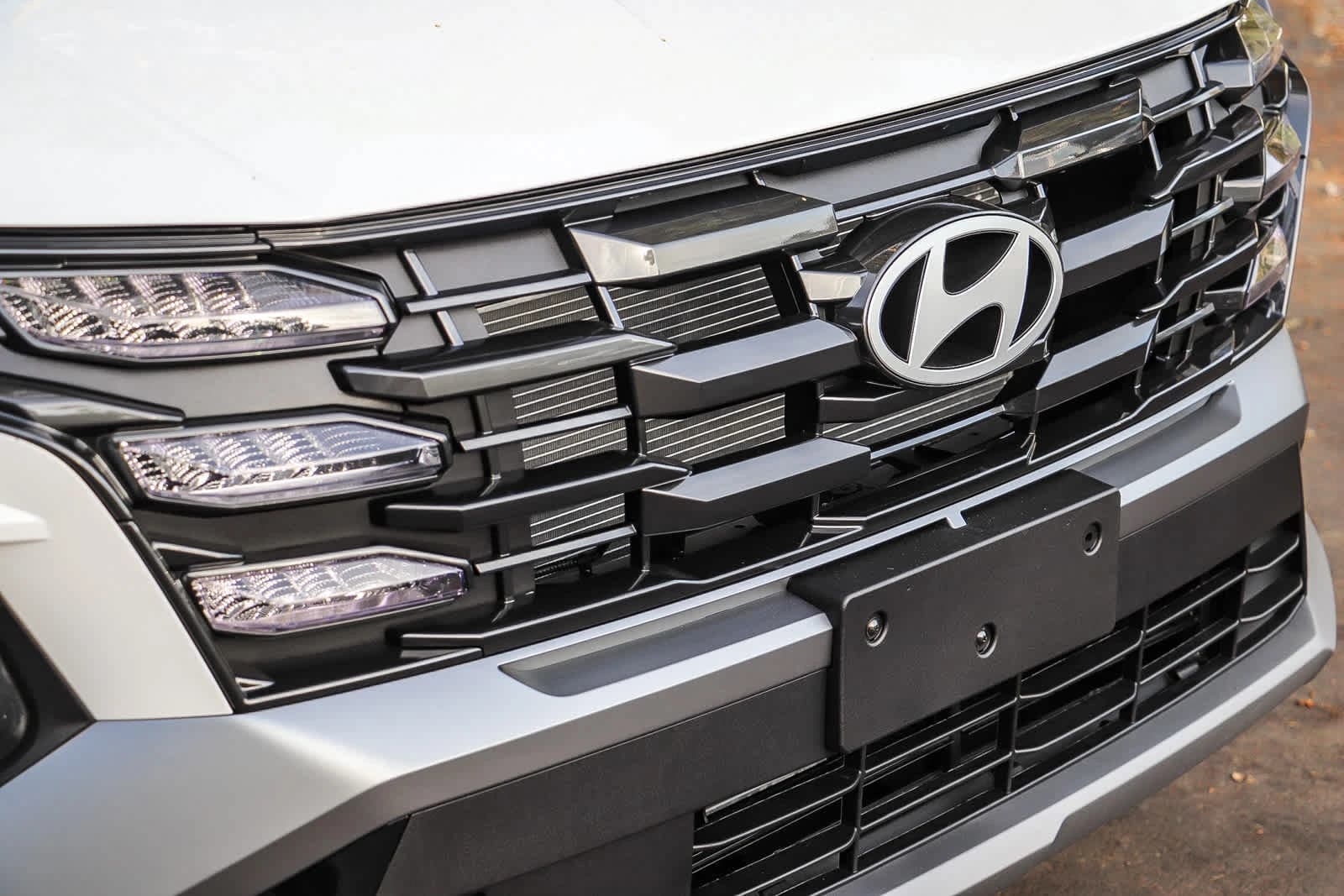 Hyundai Tucson SEL Plus FWD 2026 — side view