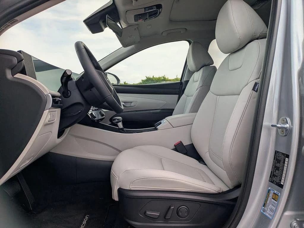 Hyundai Tucson SEL Premium FWD 2026 — side view
