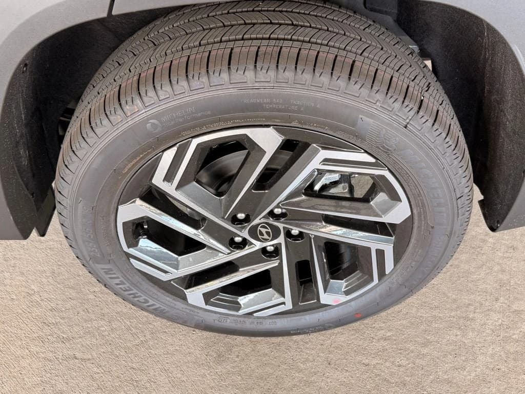 Hyundai Tucson Limited AWD 2026 — side view