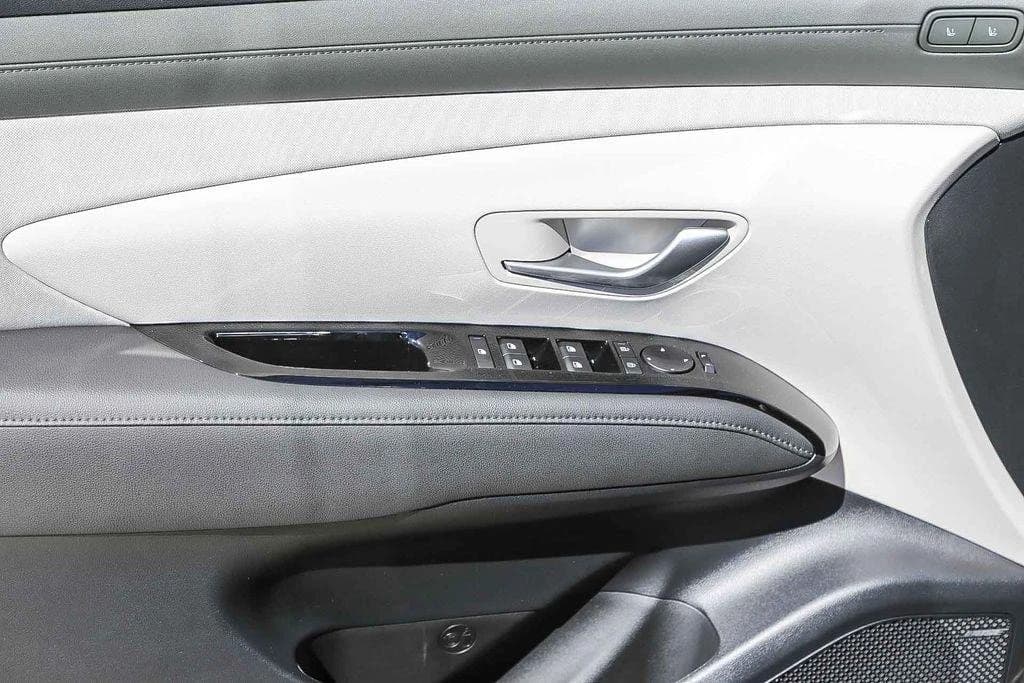 Hyundai Tucson Limited AWD 2026 — side view