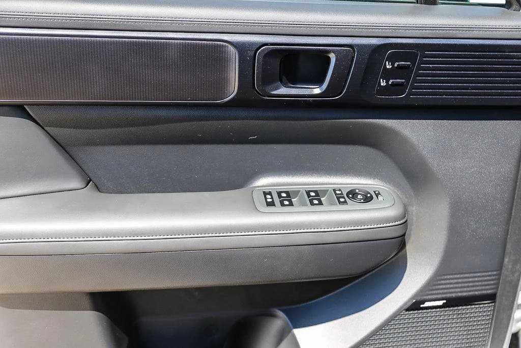 Hyundai Santa Fe Calligraphy FWD 2025 — side view