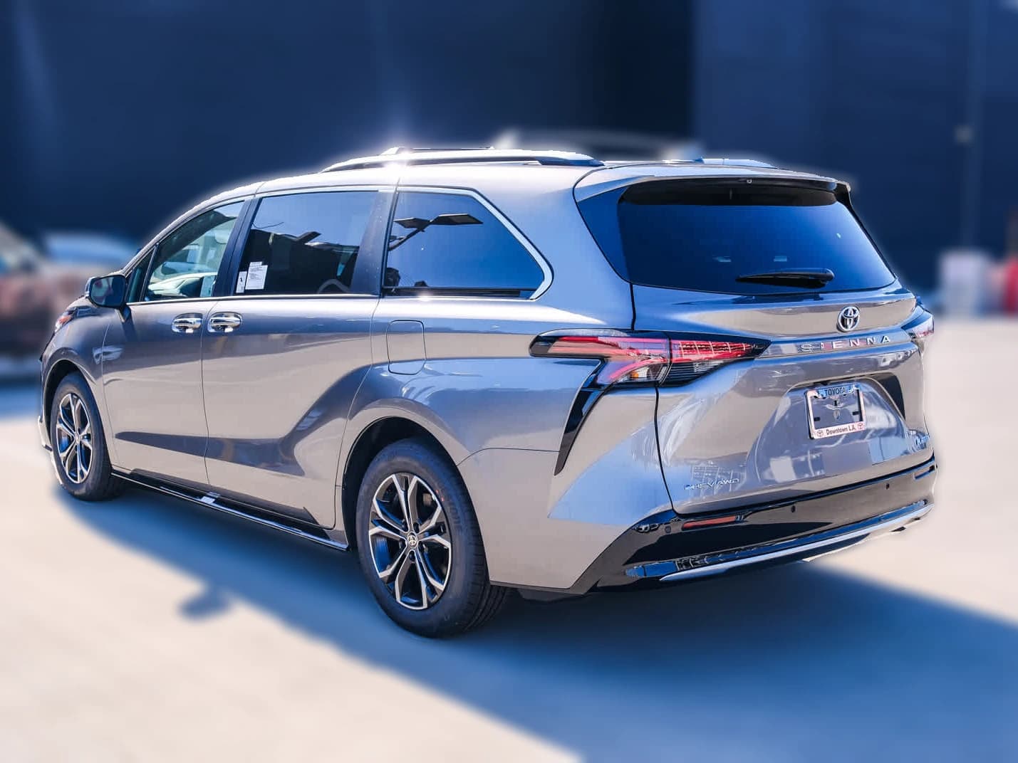 Toyota Sienna Platinum AWD 7-Passenger (Natl) 2026 — side view