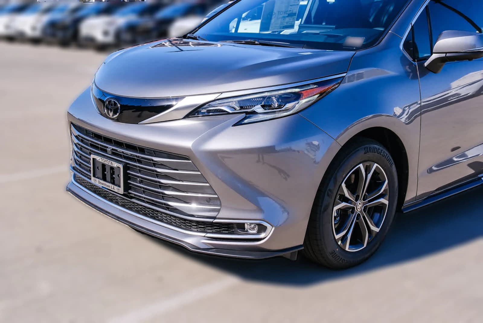 Toyota Sienna Platinum AWD 7-Passenger (Natl) 2026 — side view