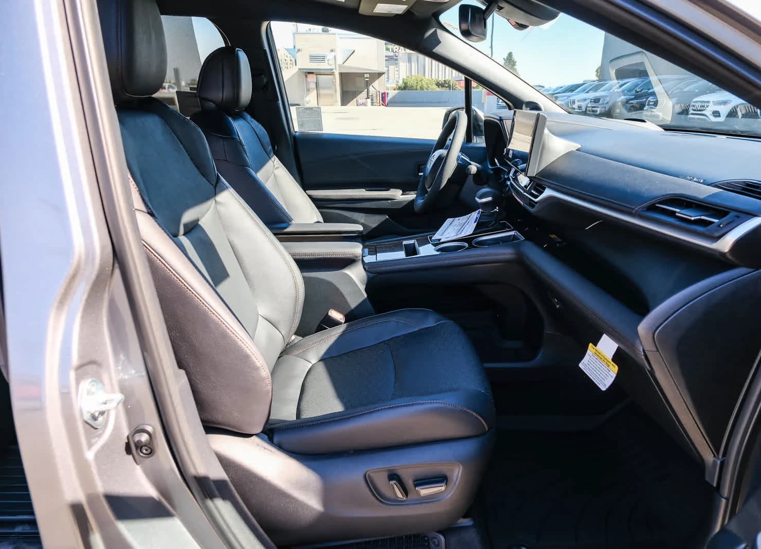 Toyota Sienna Platinum AWD 7-Passenger (Natl) 2026 — side view