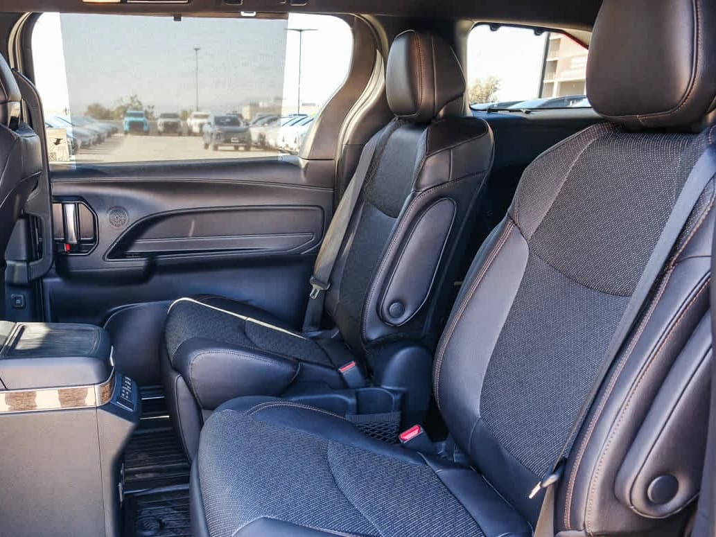 Toyota Sienna Platinum AWD 7-Passenger (Natl) 2026 — side view