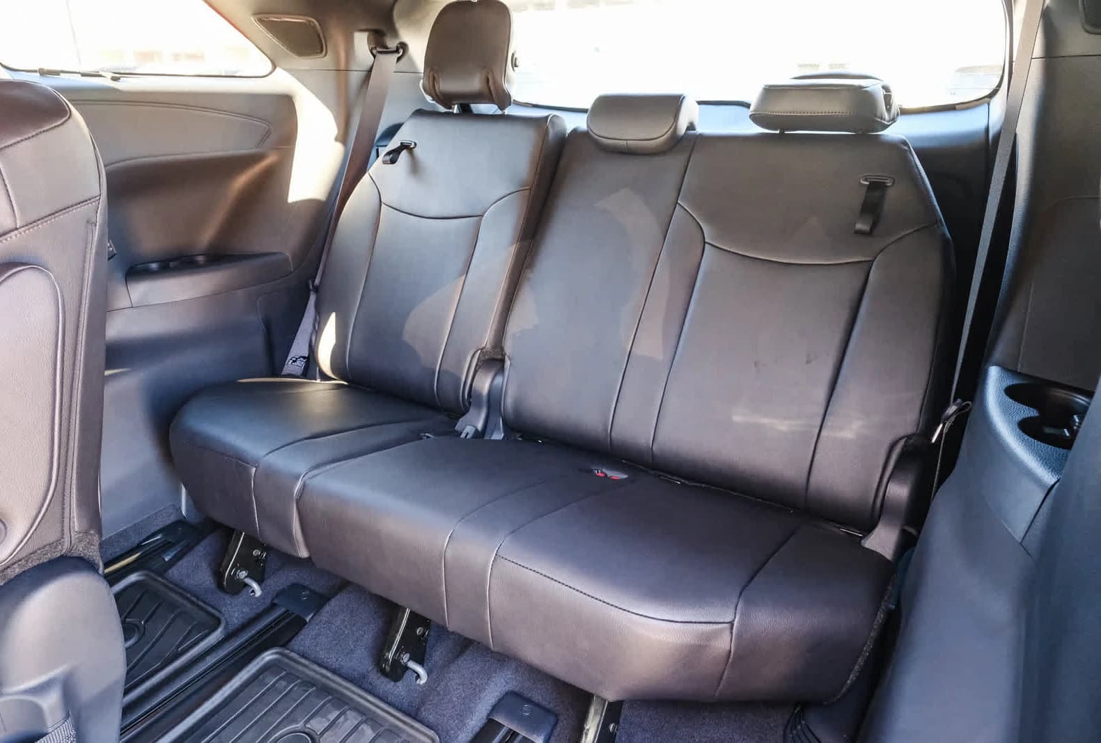 Toyota Sienna Platinum AWD 7-Passenger (Natl) 2026 — side view