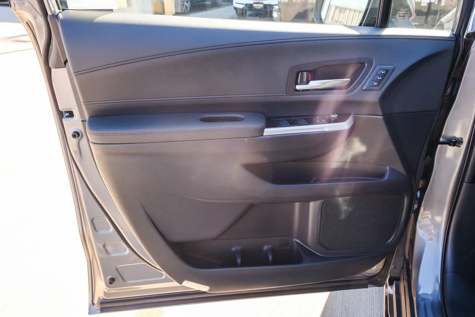Toyota Sienna Platinum AWD 7-Passenger (Natl) 2026 — side view