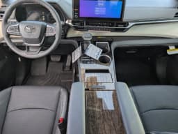 Toyota Sienna Platinum AWD 7-Passenger (Natl) 2026 — side view