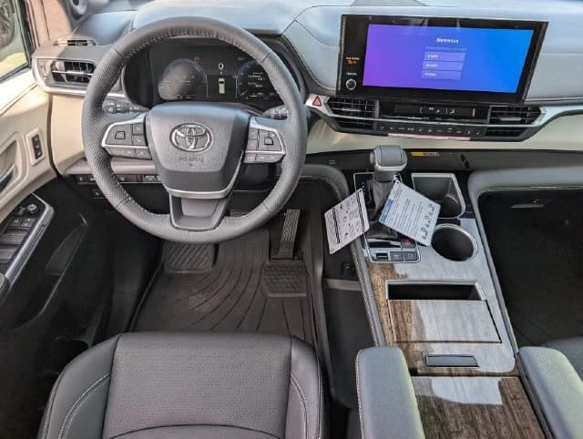 Toyota Sienna Platinum AWD 7-Passenger (Natl) 2026 — side view