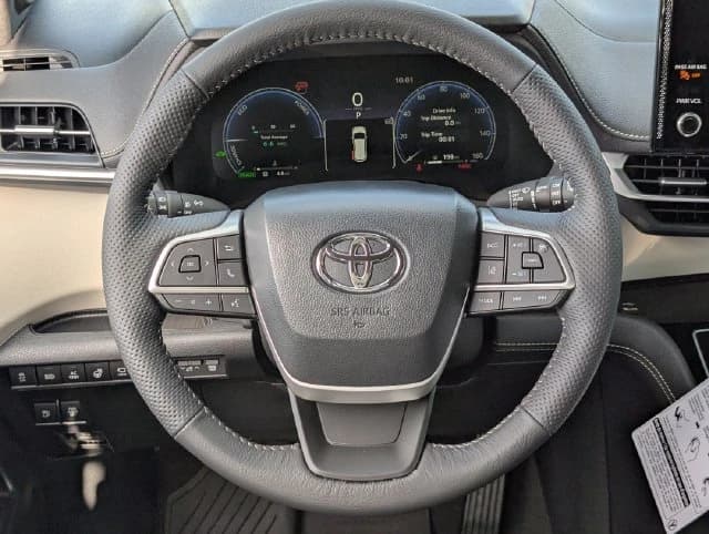 Toyota Sienna Platinum AWD 7-Passenger (Natl) 2026 — side view