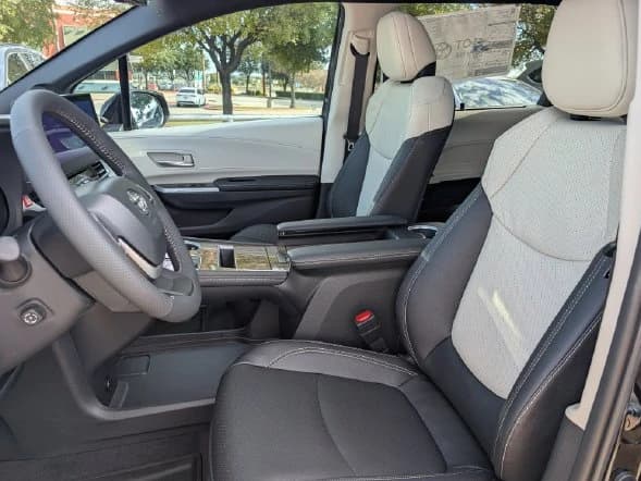 Toyota Sienna Platinum AWD 7-Passenger (Natl) 2026 — side view