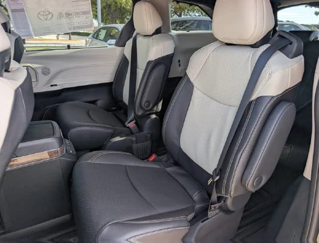Toyota Sienna Platinum AWD 7-Passenger (Natl) 2026 — side view