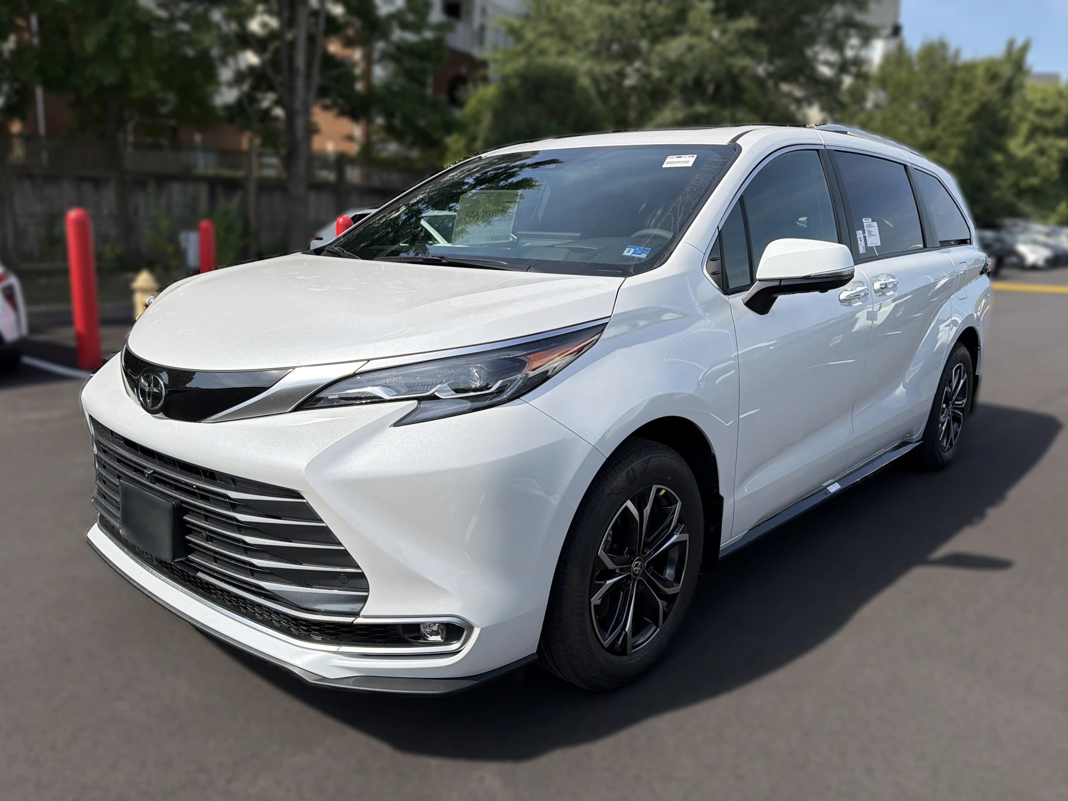 Toyota Sienna Platinum AWD 7-Passenger (Natl) 2026 — side view