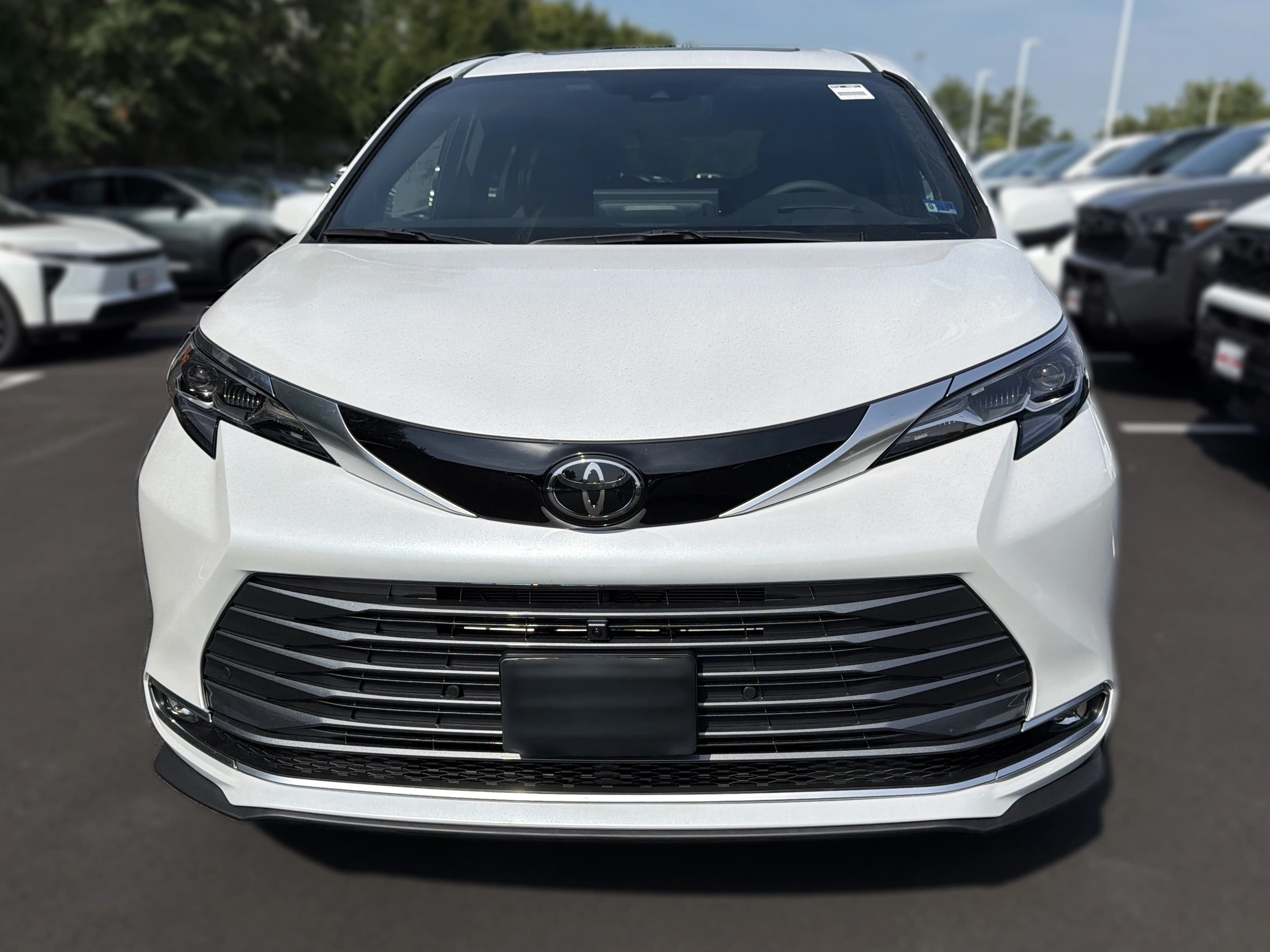 Toyota Sienna Platinum AWD 7-Passenger (Natl) 2026 — side view