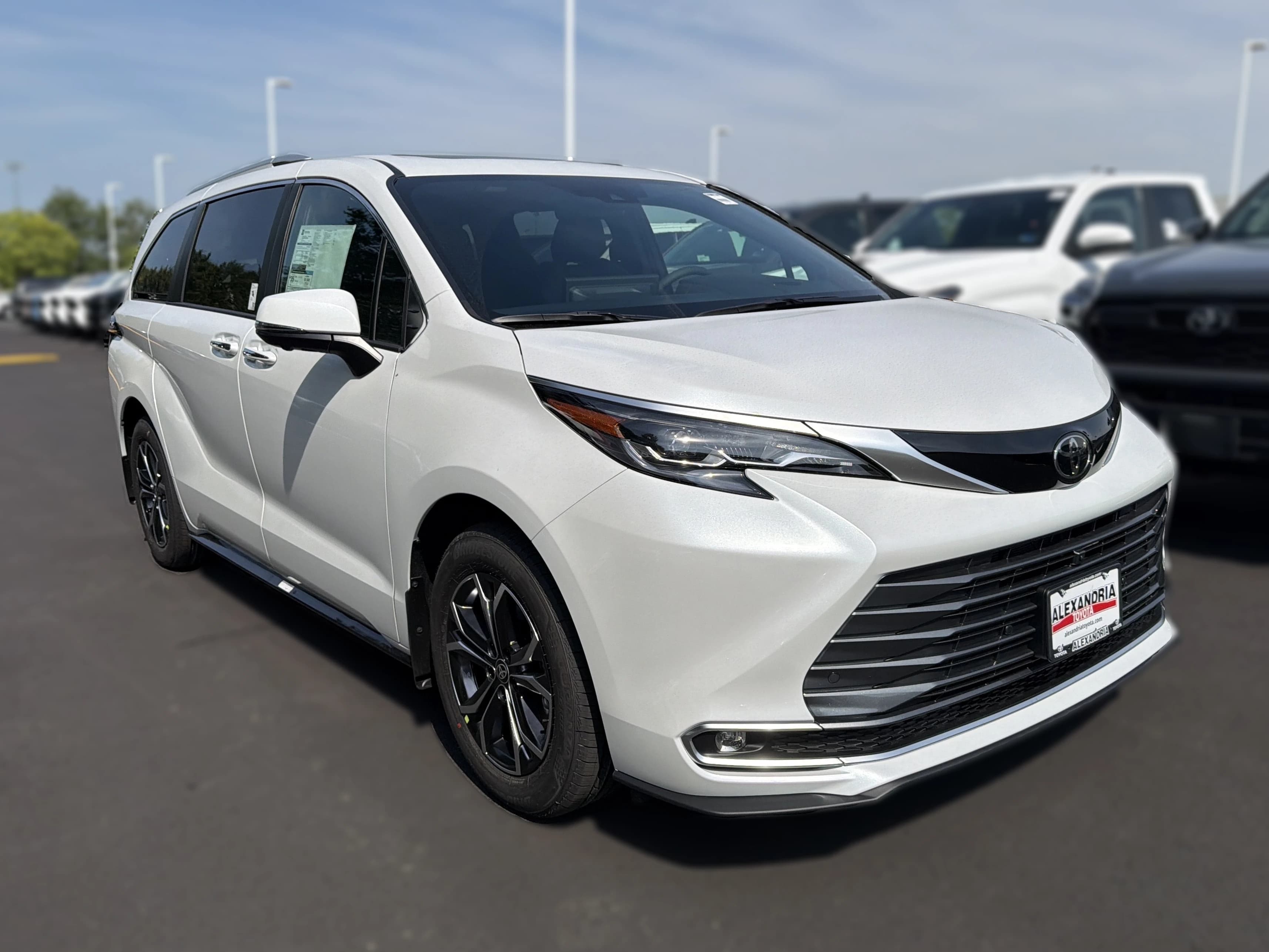 Toyota Sienna Platinum AWD 7-Passenger (Natl) 2026 — side view