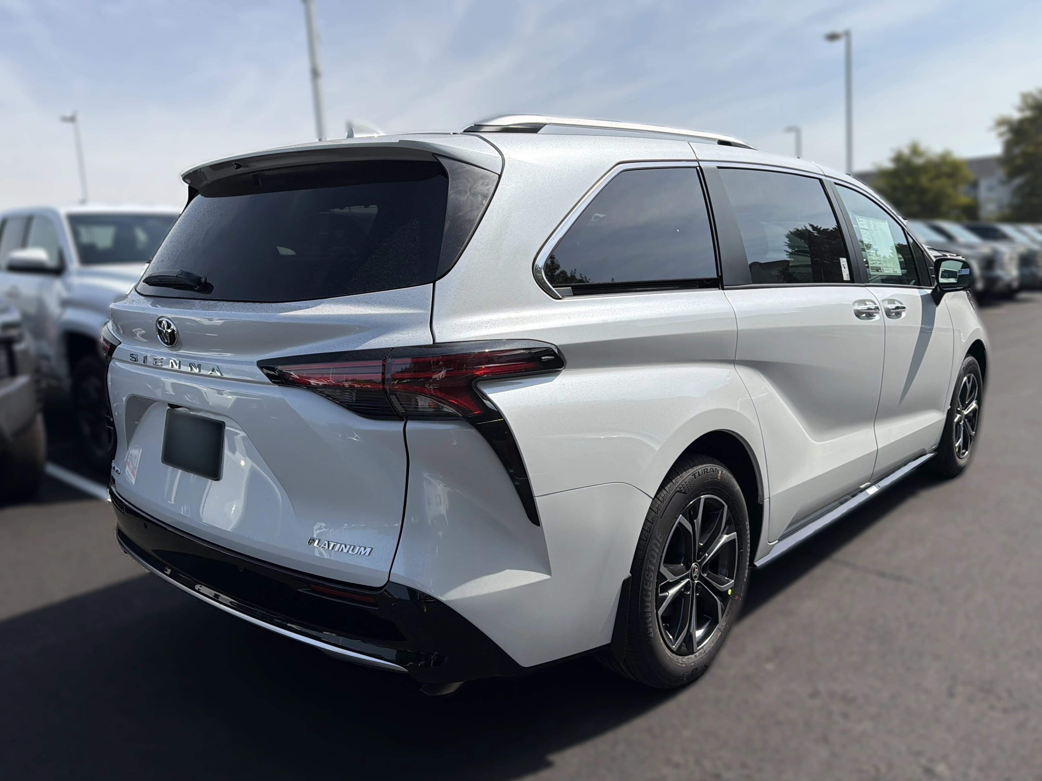 Toyota Sienna Platinum AWD 7-Passenger (Natl) 2026 — side view