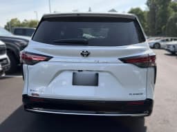 Toyota Sienna Platinum AWD 7-Passenger (Natl) 2026 — side view