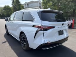 Toyota Sienna Platinum AWD 7-Passenger (Natl) 2026 — side view