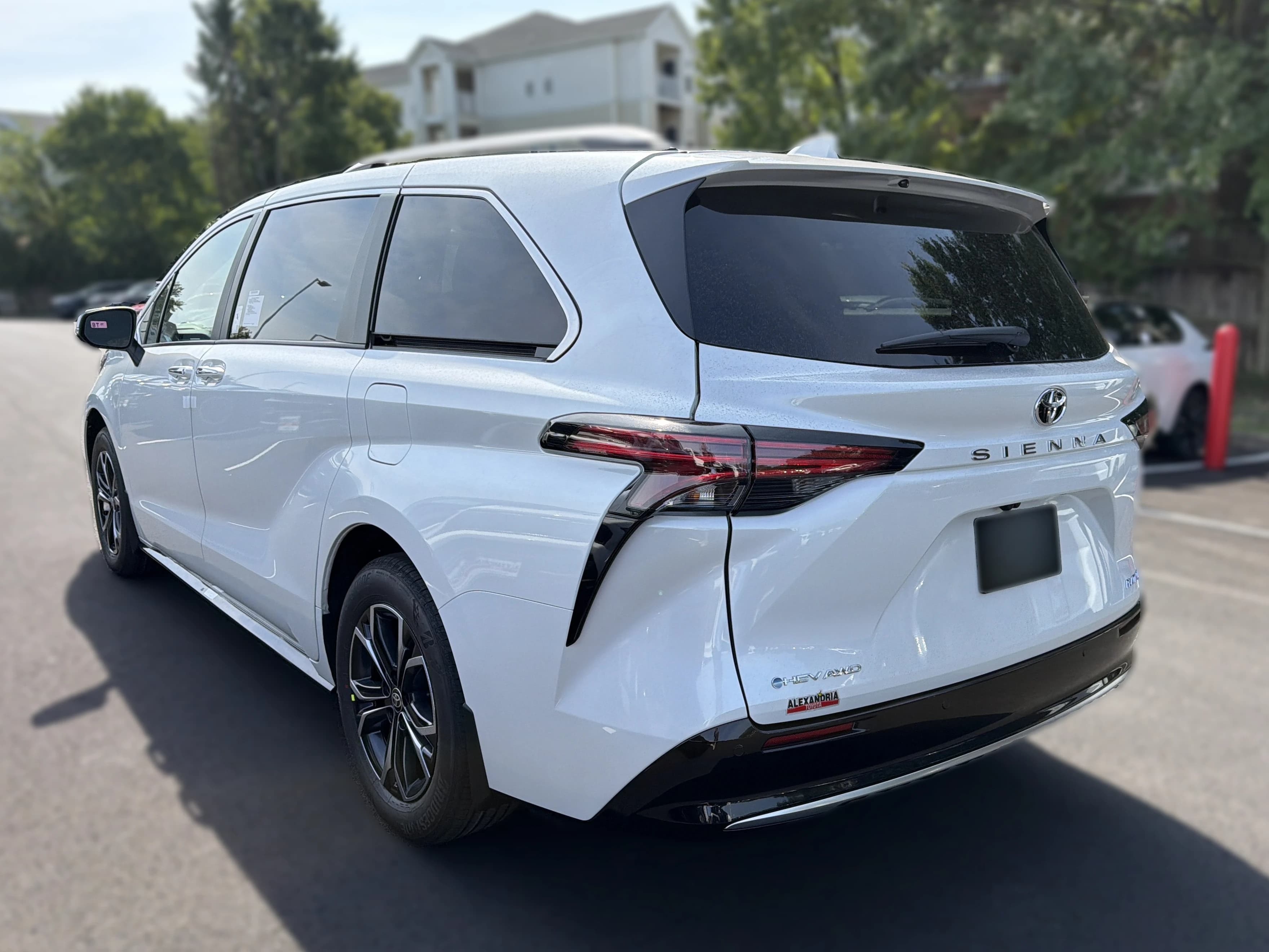 Toyota Sienna Platinum AWD 7-Passenger (Natl) 2026 — side view