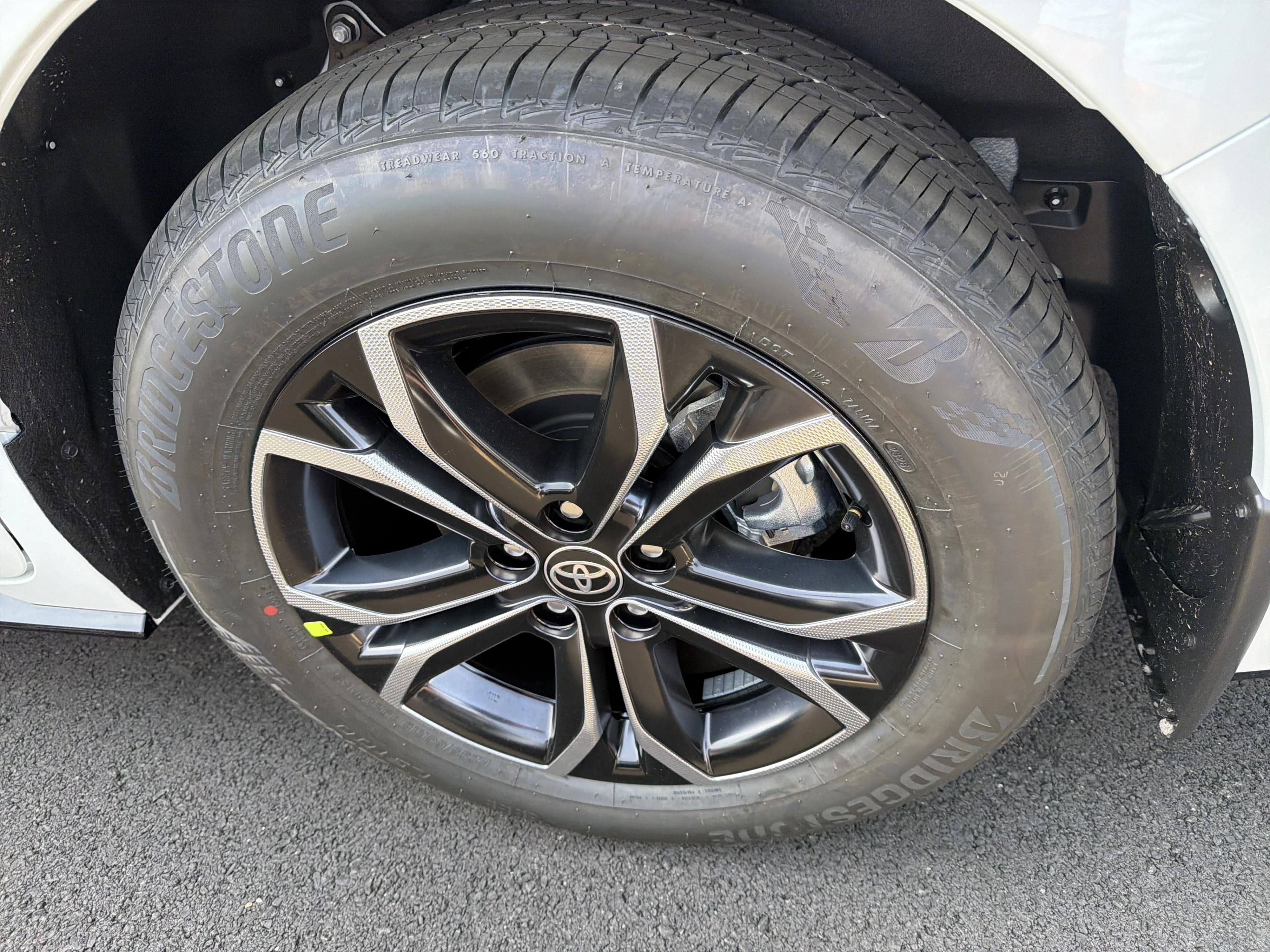 Toyota Sienna Platinum AWD 7-Passenger (Natl) 2026 — side view