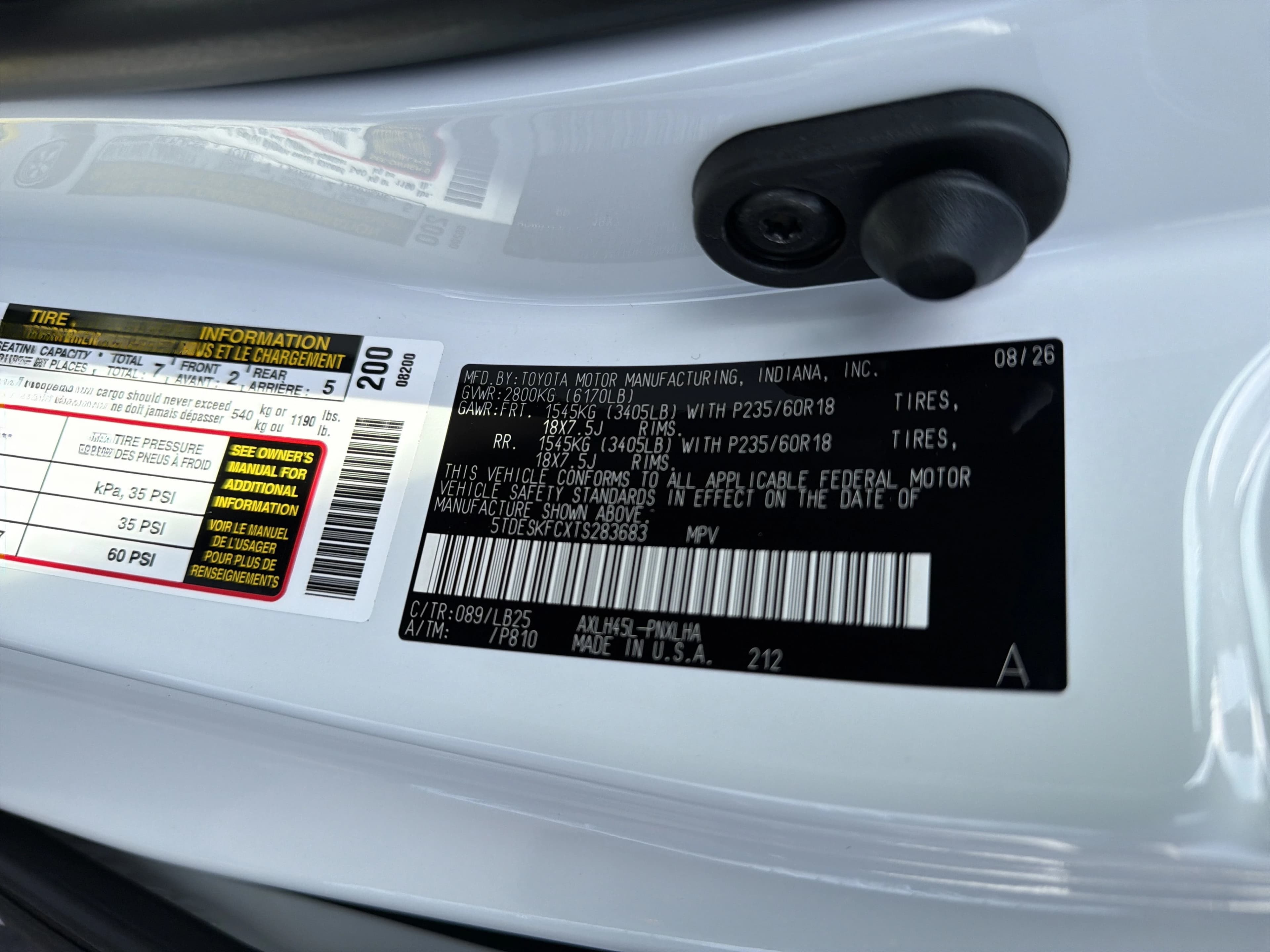 Toyota Sienna Platinum AWD 7-Passenger (Natl) 2026 — side view