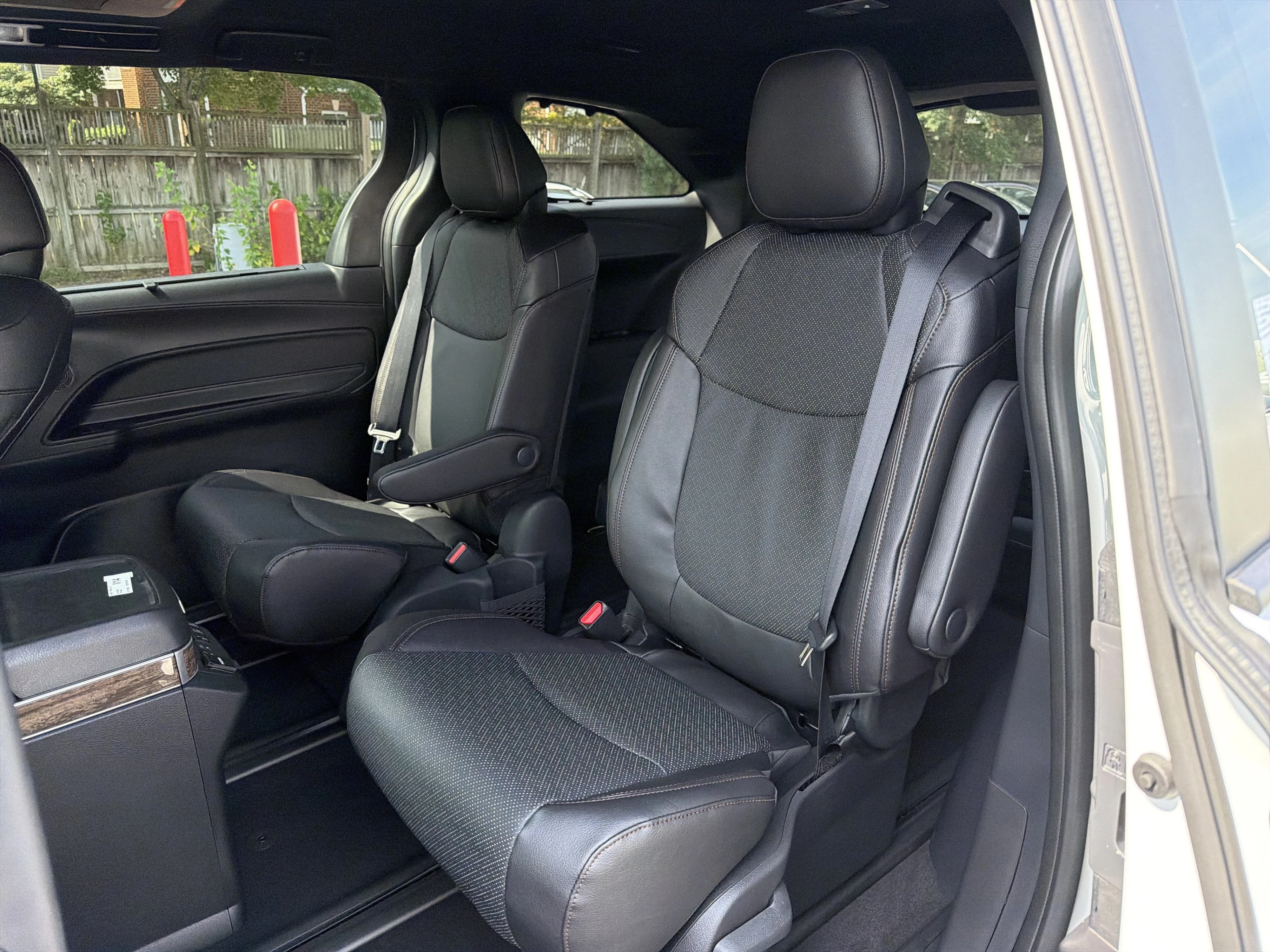 Toyota Sienna Platinum AWD 7-Passenger (Natl) 2026 — side view