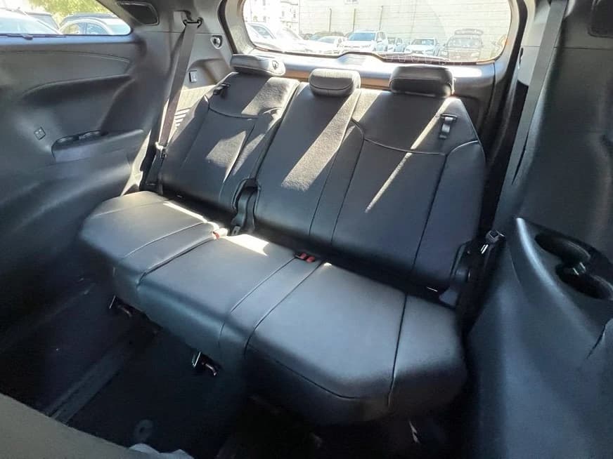 Toyota Sienna Platinum AWD 7-Passenger (Natl) 2026 — side view