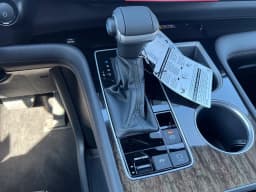 Toyota Sienna Platinum AWD 7-Passenger (Natl) 2026 — side view
