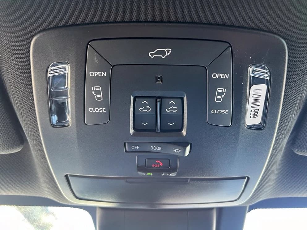 Toyota Sienna Platinum AWD 7-Passenger (Natl) 2026 — side view