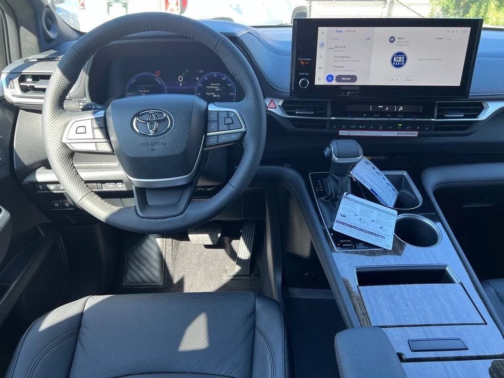 Toyota Sienna Platinum AWD 7-Passenger (Natl) 2026 — side view