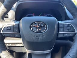 Toyota Sienna Platinum AWD 7-Passenger (Natl) 2026 — side view