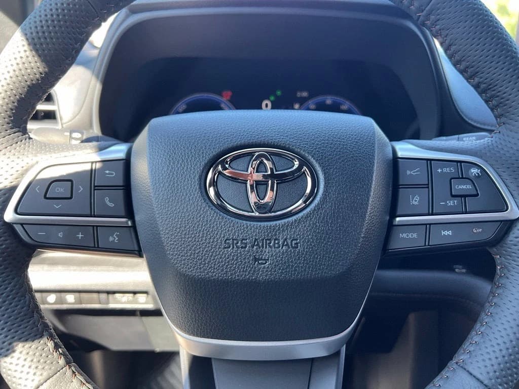 Toyota Sienna Platinum AWD 7-Passenger (Natl) 2026 — side view