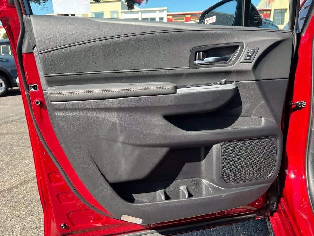 Toyota Sienna Platinum AWD 7-Passenger (Natl) 2026 — side view