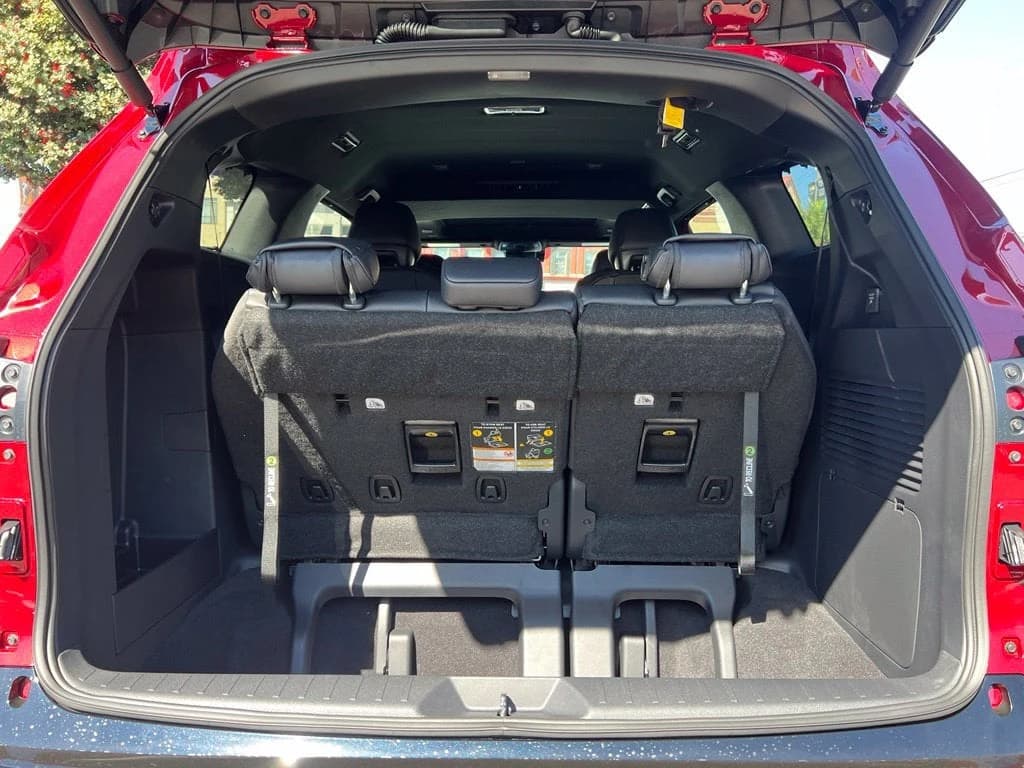 Toyota Sienna Platinum AWD 7-Passenger (Natl) 2026 — side view