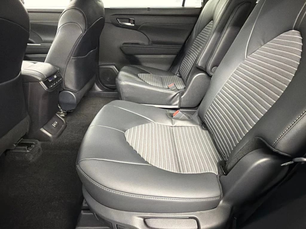 Toyota Highlander XSE AWD (Natl) 2026 — side view